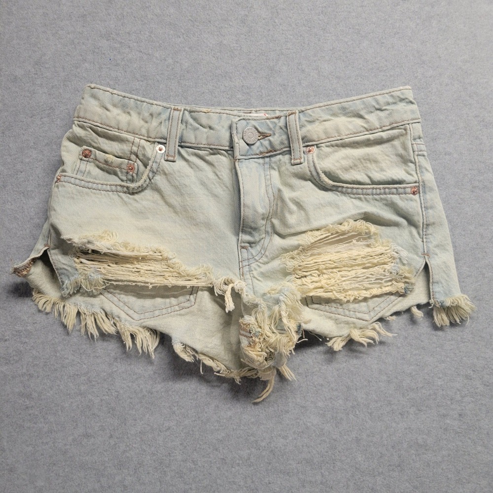 BDG Urban Outfitters Distressed Denim Shorts Light Wash Frayed Hem Size 24